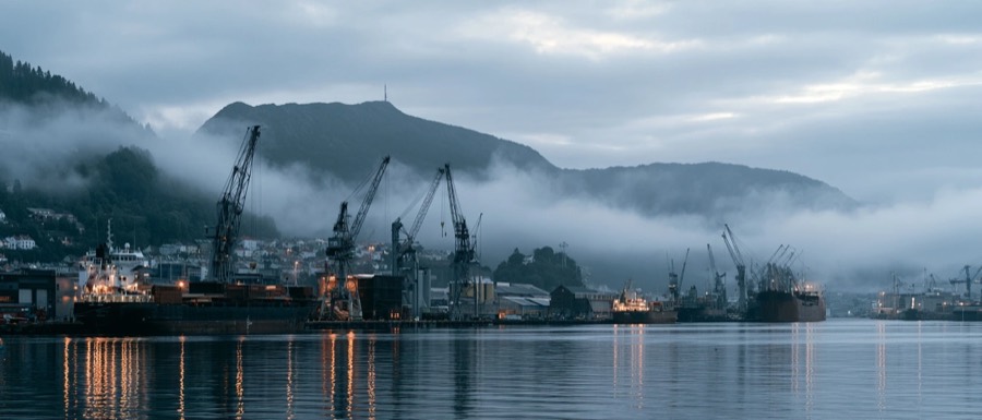 Industriområde ved fjorden i Bergen